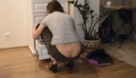 showed a crack in her ass through her jeans
