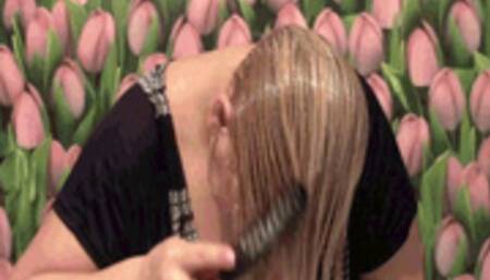 Intensive washing and super smooth combing blonde