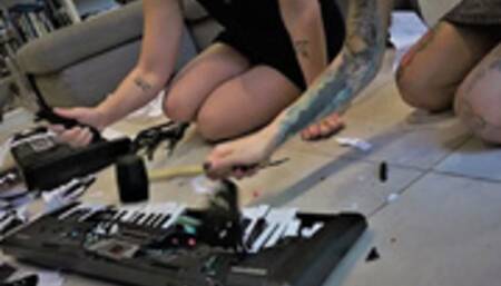 Juis e Grace distruggono le tastiere - Juis and Grace: keyboards destruction (Crush)