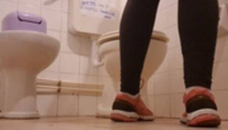 Farts and pee in the broken toilet 720HD