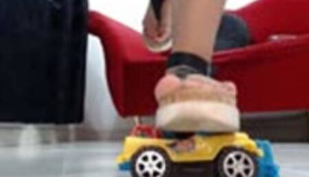 Crushing crush a Jeep i am a human carpress no chance for this toycar Jeep heels sandals