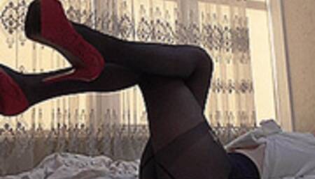 PRIM PANTYHOSE ON SKINNY LEGS!AVI