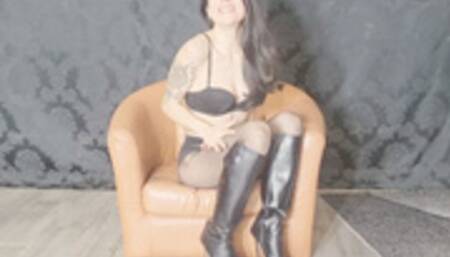 MUSCULAR LEGS AND PANTYHOSE: A PERFECT COMBO