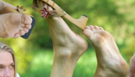 Linda in wood sandals and shoeplay in the park - Video update 13272