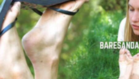 Linda in wood sandals and shoeplay in the park - Video update 13273 HD