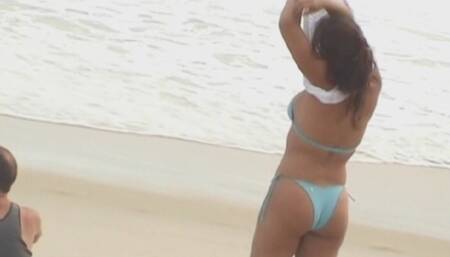 Girl strips down at the beach - GNDBeachVideos