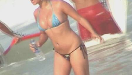 Bikini babe has a nice rack - GNDBeachVideos