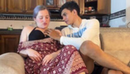 JOVEN MADRASTRA LE QUITA LA VIRGINIDAD A SU HIJASTRO