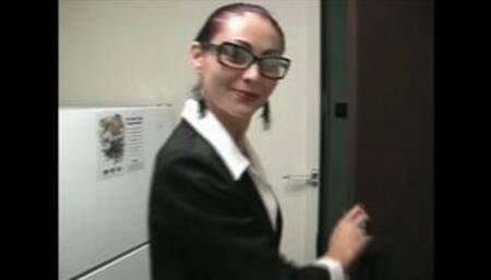 25 Years Old Alesha Blows Joe And Gets Jizz On Her Glasses! (1st half mp4)