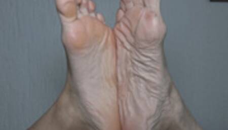 milf vs younger girl size foot