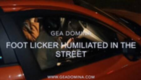 GEA DOMINA - FOOT LICKER HUMILIATED IN THE STREET (MOBILE)