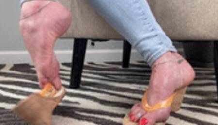 Thong Wedges Heel Slapping Dangling & Shoeplay