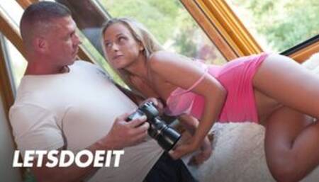 Sexy Babe Vinna Reed Seduced by Photographer into Hot Fuck