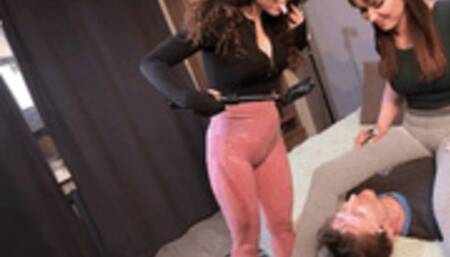 06RJ The slave must eat the cigarette butts! Spat on the face of a slave) My friend and I love to mock a slave