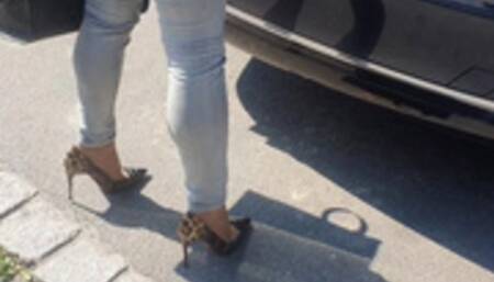 shoeplay and dangling mit Louboutin High Heels im Restaurant wmv 1280 x 720