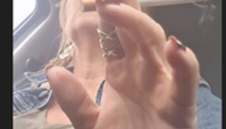 Raucher-Mama auf der Straße*Automobilrauch*Korkenzigarette*MILF von nebenan*