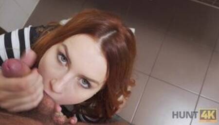 Belle mit roten Haaren von Fremden in Toilette vor BF gefickt