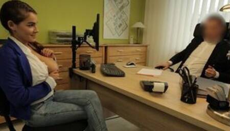 Employé de banque impatient de voir les énormes faux seins de son client