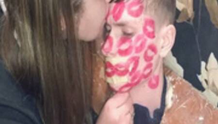 Boy loves extreme lipstick kisses MP4(1280*720)HD