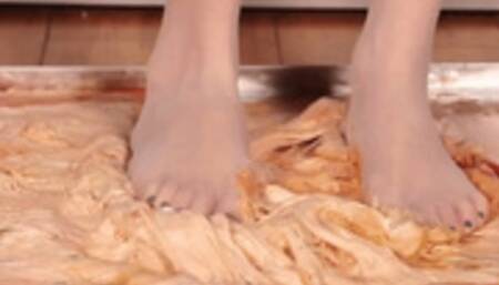 Polly Pantyhose Stuck - 4K MP4