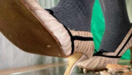 A Crushing Dreams comes true - St Patricksday Special - Cinnamon Roll crush in Overknee socks and Heels - Underglass and bottom views - 4k