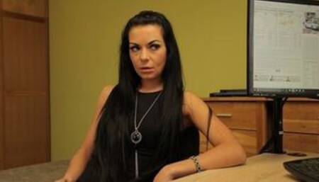 Une fille sexy est prête à tout pour obtenir l'argent dont elle a besoin