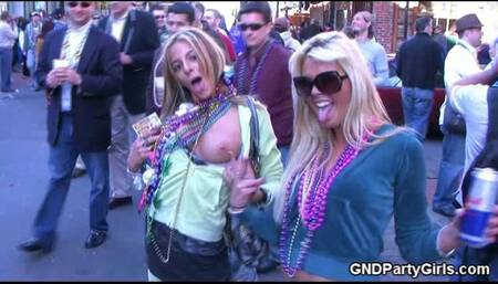 Hot girls topless - GNDPartyGirls