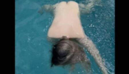 PETITE RUSSIAN SLUT UNDERWATER PLAY