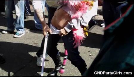 Amateur flashes her box - GNDPartyGirls