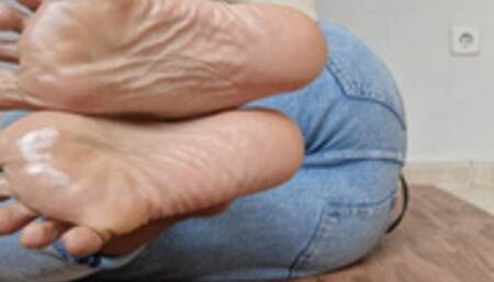 Oily feet love