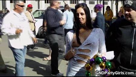 Beauty flashes her perfect tits - GNDPartyGirls