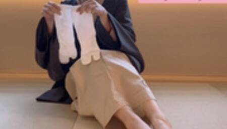 Taylor Takes off Her Japanese Toe Socks