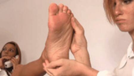 I piedi della direttrice d'azienda - the foot of the businessman (PART 1) (MOBILE VERSION MP4)