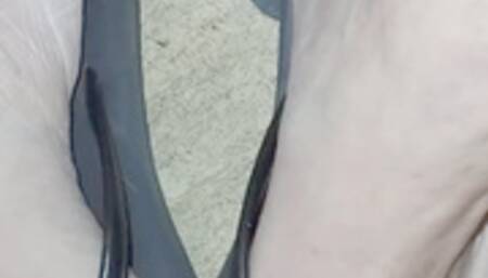 Bare toes in flip flop