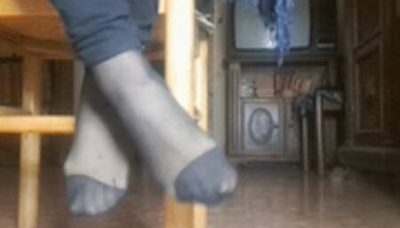 SUBMISSION TO PANTYHOSE FEET