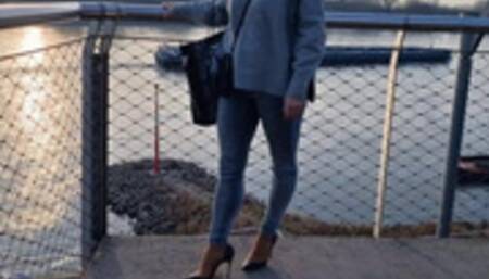 the jeans milf her shoe is very broken HD mp4 1920x1080