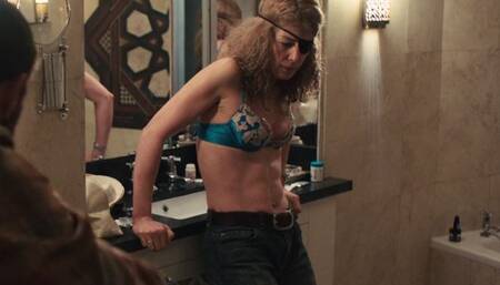 Rosamund Pike - A Private War_1