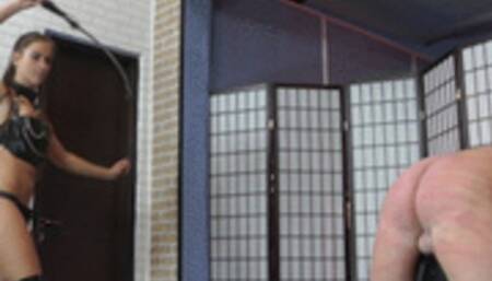 (FULL HD) Bullwhip bitten ass