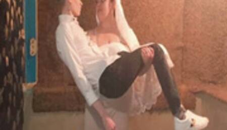 The bride picks up and carries the groom WMV(1280*720)HD