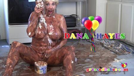 Mature Blonde With Big Tits and Big Ass Dana Hayes Poses for Wet and Messy Photo Shoot