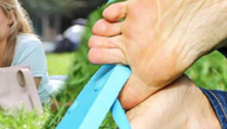 Lea's foot play on the grass with flip flops - Video update 13275 HD