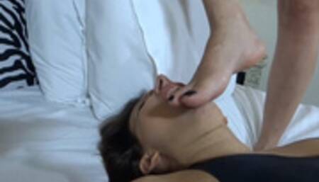 I LOVE WATCH A FEMALE SLAVE WORSHIPPING MY FEET