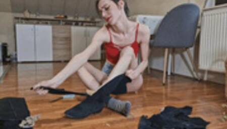 Alanna is tearing her suede boots