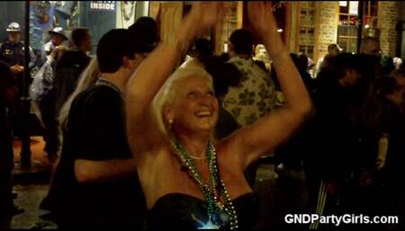 Milf wants some beads - GNDPartyGirls