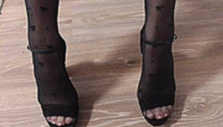 COVERED FEET WITH BLACK PAANTYHOSE!MP4