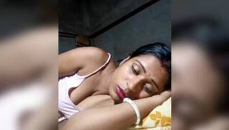 pari boudi showing boobs