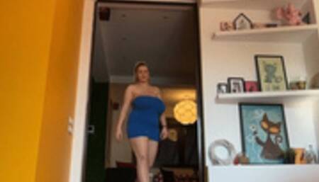 Mean giantess cracks eggs