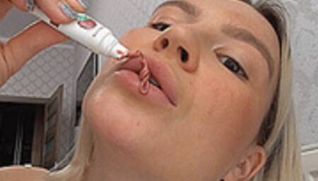 A LARGE LAYER OF LIPSTICK POURS ON THE LIPS!AVI