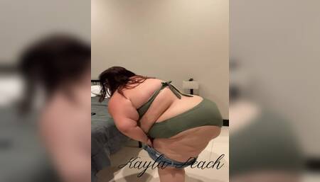 Feedee Kayla Peach Outgrows Shorts