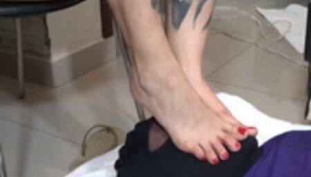 WORSHIP MY FEET FOR MY PLEASURE